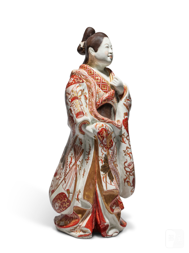 AN IRON-RED AND GILT-DECORATED FIGURE OF A BIJIN  JAPAN, EDO PERIOD, CIRCA 1700 - 图2